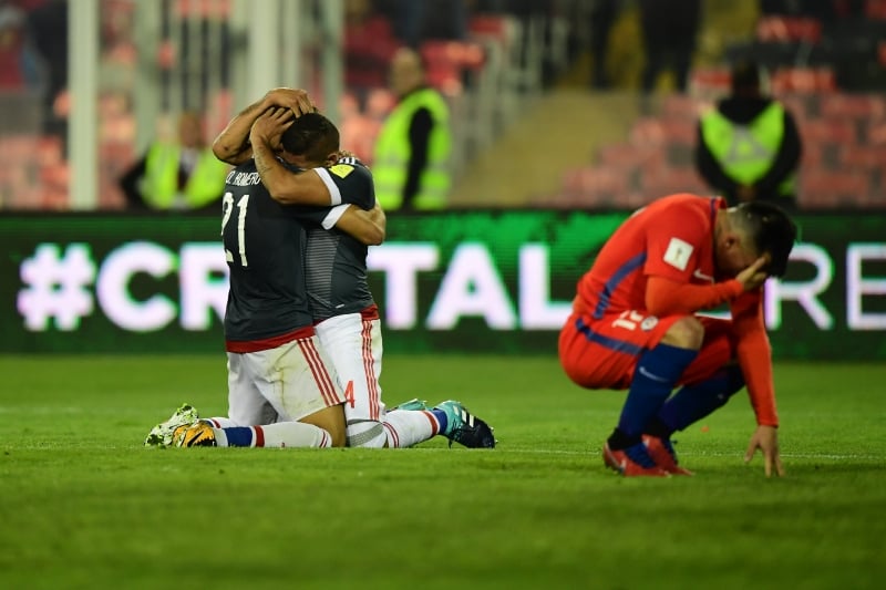 Richard Ortiz e Oscar Romero comemoram um dos tentos paraguaios contra os chilenos