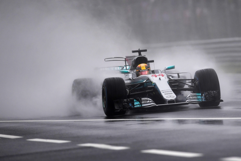 Em treino marcado pela chuva, Hamilton foi o mais rápido e escreveu o seu nome na história da F1