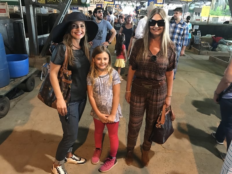 Juliana (centro) leva chapéu na bolsa e usa tênis como a filha Valentina; Silvana opta por roupa leve