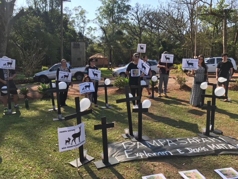 Grupo fixou cruzes na entrada do parque, representando os animais que já foram sacrificados