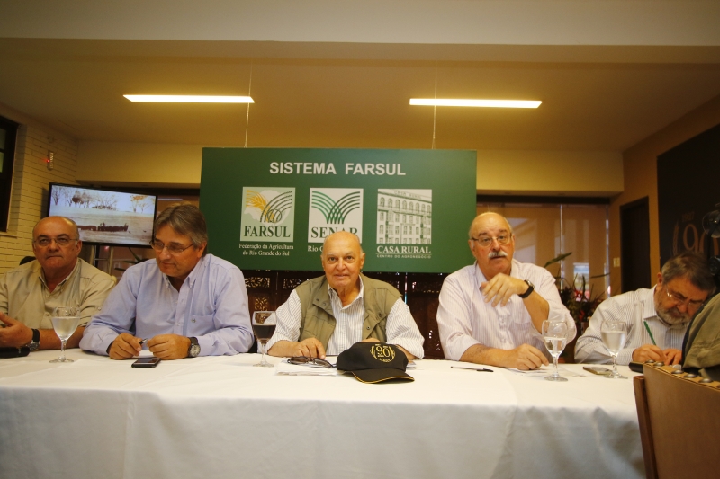 Carlos Sperotto (c) criticou a disparidade na questão das cotas de rebanhos no Mercosul