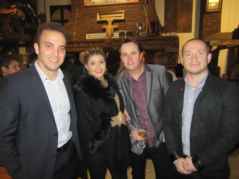 Fabio Teixeira, Leilane e Luciano Burkhard, e Luís Vieira no jantar da Lexus, na La Victoria, na Expointer