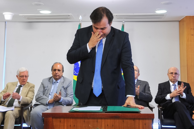 Presidente da República em exercício, Rodrigo Maia não conteve as lágrimas na homologação do plano fiscal