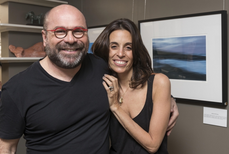 Celso Chittolina e Ana Luisa Guedes na abertura da exposição fotográfica Ao Longo do Caminho, na Nieto Galeria de Arte
