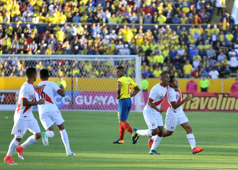 Edison Flores comemora com companheiros de seleção depois de marcar contra a meta equatoriana