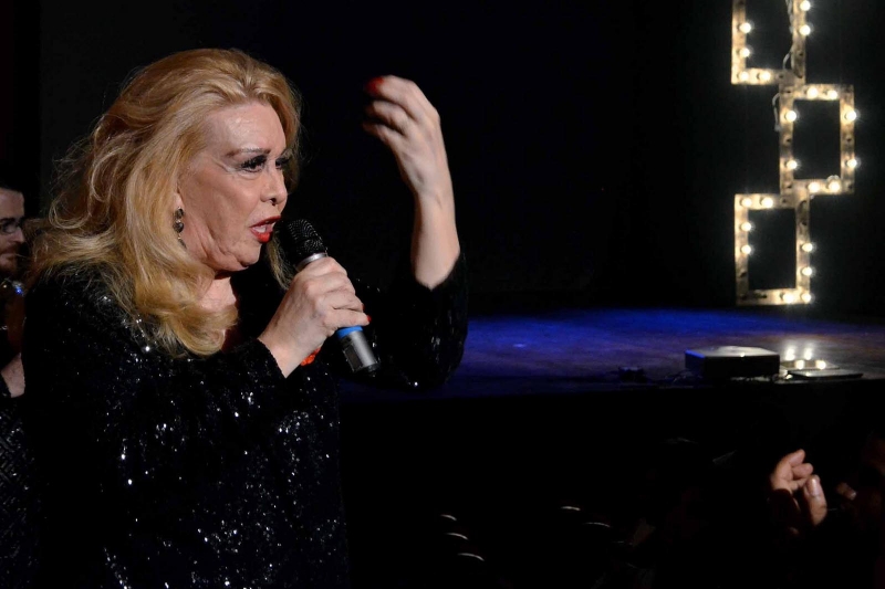 Ela começou a carreira artística como maquiadora da TV Rio