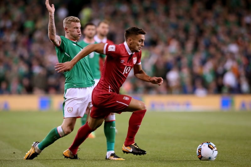 Dusan Tadic passa pela marcação de James McClean