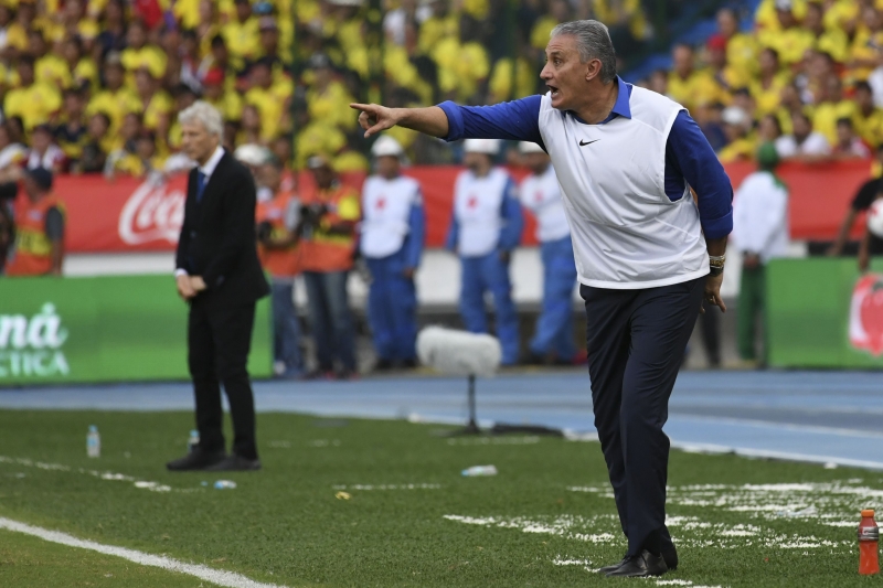 Mudanças feitas pelo técnico surtiram pouco efeito diante dos colombianos