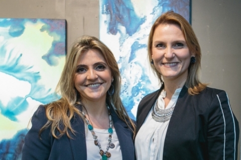 Tity Pons e Letícia Lau em noite de vernissage na Gravura Galeria de Arte