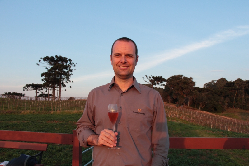 O farmac�utivo Daniel � diretor da vin�cola de Pinto Bandeira