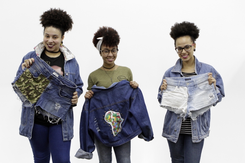 Mirlene, Marluza e  Maria customizam pe�as e depois revendem pelas redes sociais com pre�o m�ximo de R$ 60,00