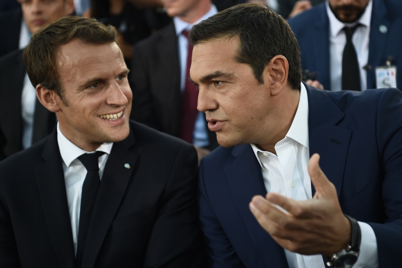 Declarações de Macron (e) foram feitas após reunião com o primeiro-ministro grego, Alexis Tsipras (d)