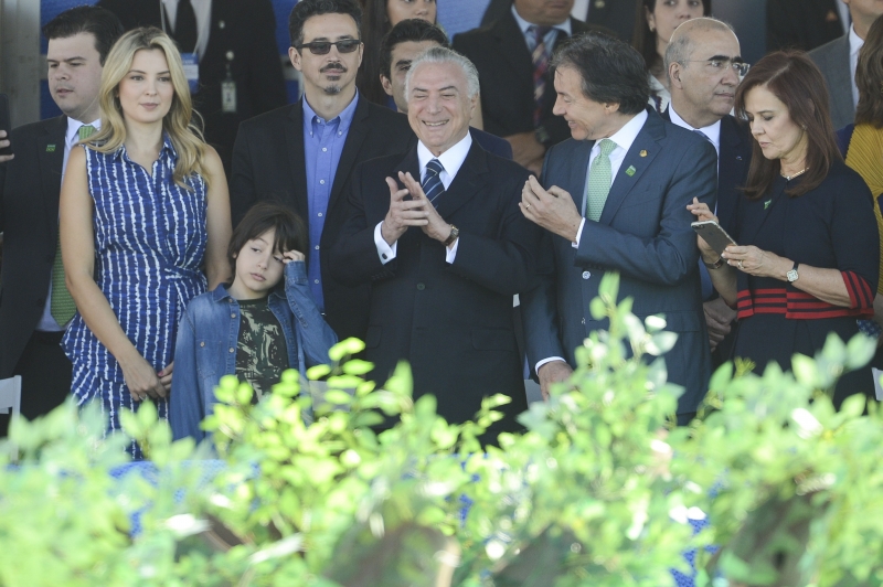 Presidente assistiu ao desfile de 7 de Setembro, em Brasília, ao lado de Marcela e Michelzinho