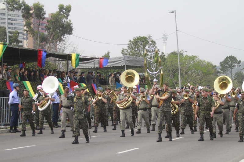 Segundo o Exército, 4 mil pessoas desfilaram na avenida Beira-Rio