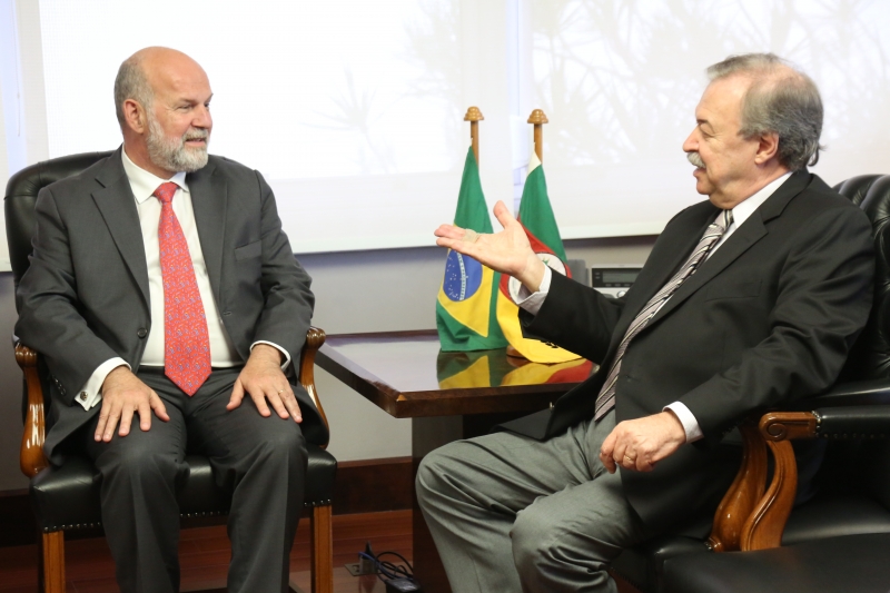 Embaixador Carlo Krieger (e) foi recebido por Gilberto Petry na Fiergs