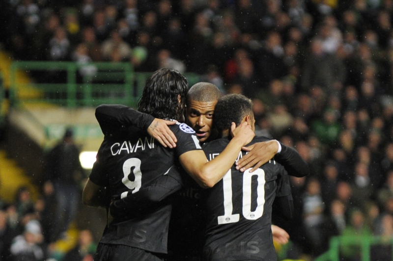 Mbappé (de frente), Neymar e Cavani marcaram para a equipe francesa em goleada