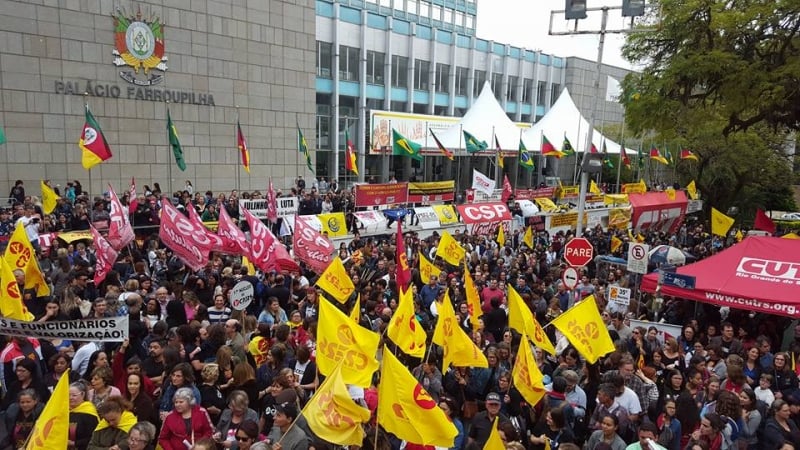 Docentes, estudantes e representantes de centrais sindicais lotaram a Praça da Matriz