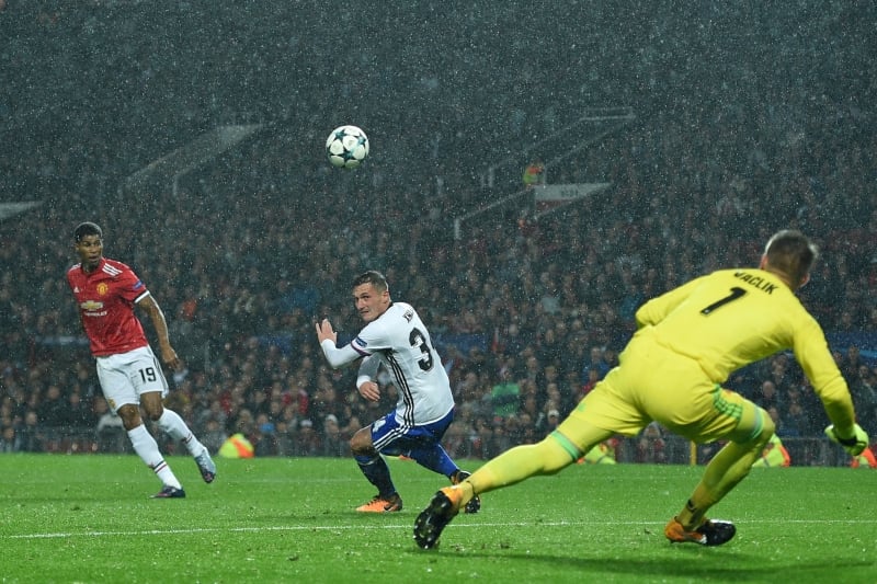Marcus Rashford anota o terceiro gol do United contra os suíços