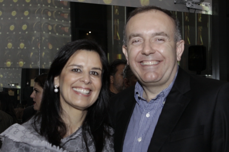 Maria Fernanda Torres Machado e Cesar Bilibio participaram dos brindes no Eleven Dinner Room
