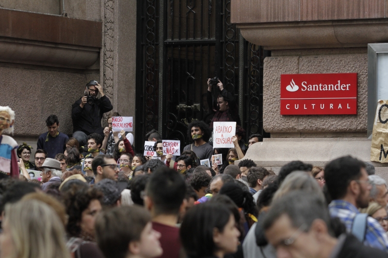 Cancelamento da exposição em Porto Alegre foi alvo de protestos