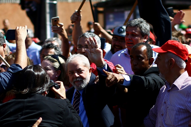 Luiz Inácio Lula da Silva é recebido por militantes petistas para depoimento à Justiça Federal em Curitiba