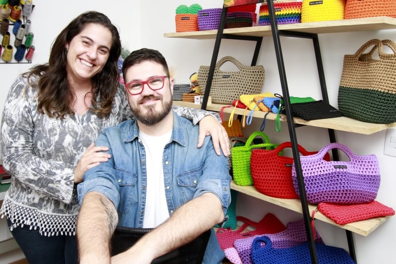 Caroline e Tiago Nicoloso, da True Colors, fazem pe�as de croch� e vendem em feiras pelo Rio Grande do Sul. No fim deste ano, abrir�o uma loja f�sica colaborativa na Capital 