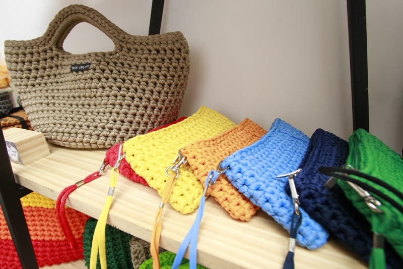 Entrevista com Caroline e Tiago Nicoloso, da True Colors, que realiza trabalho artesanal de croch&eacute;.   Foto:   JONATHAN HECKLER/JC