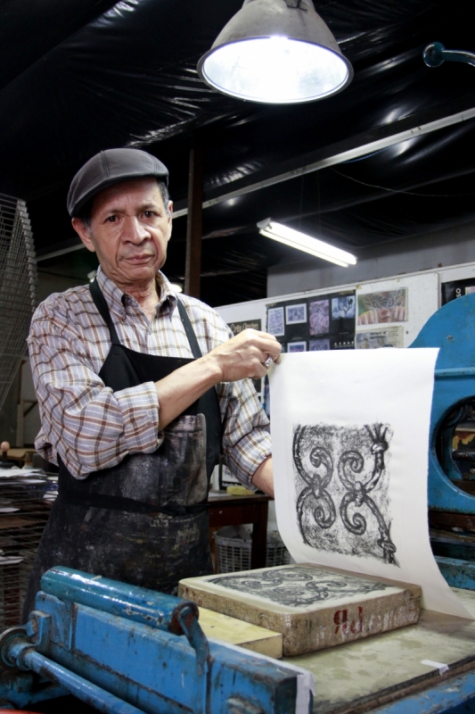 Paulinho Chimendes ministra oficinas da técnica no museu Foto: JONATHAN HECKLER/JC