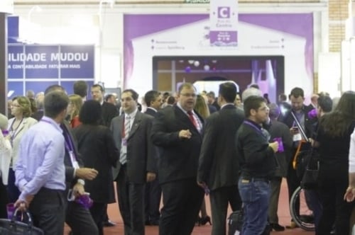  Mais de 3 mil pessoas, entre profissionais e estudantes, acompanham o evento