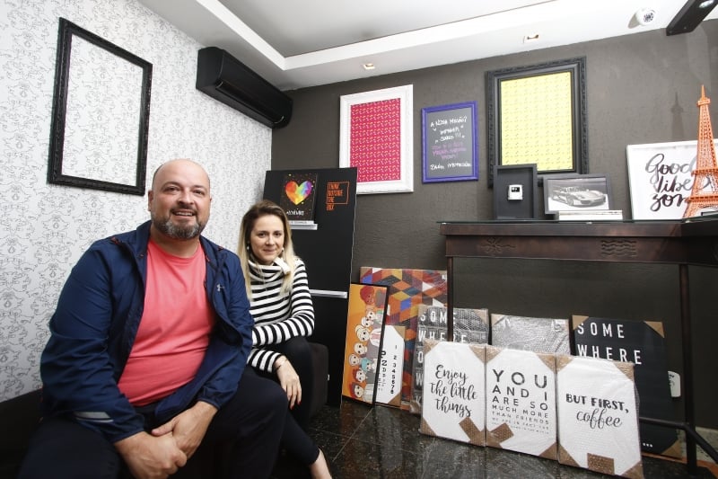 C&aacute;ssio Bitencourt e Let&iacute;cia Reginato s&atilde;o os donos da Bang Impress&otilde;es Foto: FREDY VIEIRA/JC