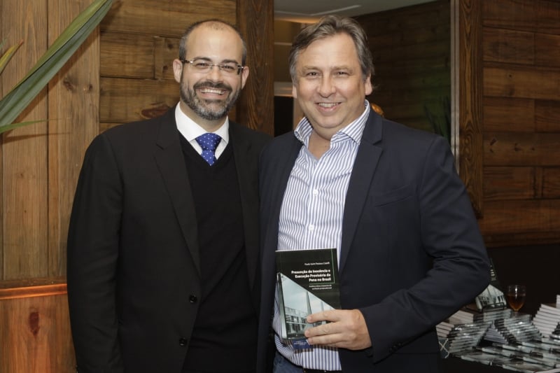 O autor da obra, Paulo Saint Pastous Caleffi, com Luciano Feldens