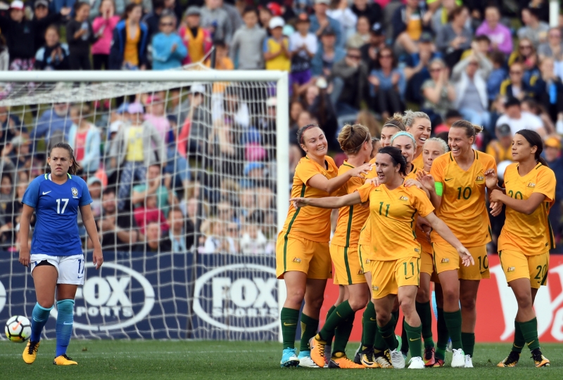 Australianas celebram o primeiro tento contra a defesa brasileira em Sydney