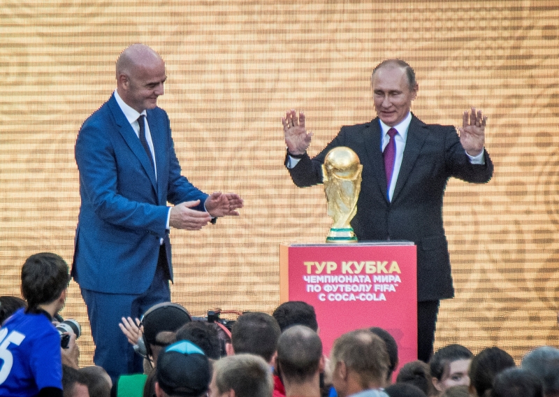 O tour do troféu iniciou a jornada mundial pelas cidades russas; o presidente da Fifa Gianni Infantino com o presidente russo Vladimir Putin, no estádio Luzhniki, em Moscou