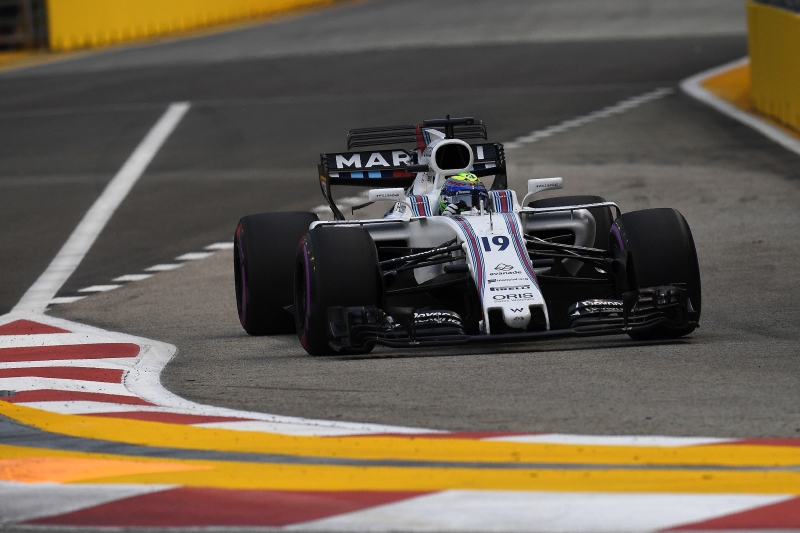 Massa guia o carro ao pit lane na prova qualificatória do Grande Prêmio de Cingapura