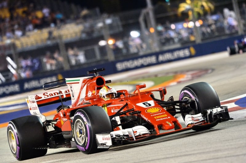 Sebastian Vettel guia o carro durante a prova de qualificação para o Grande Prêmio de Cingapura
