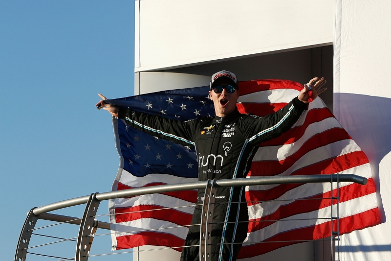 Newgarden comemora com a bandeira americana: segundo lugar garantiu ao piloto o título da temporada