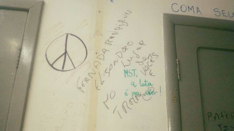 Mensagens de cunho discriminatório foram escritas nas paredes do Diretório Livre do curso de Direito