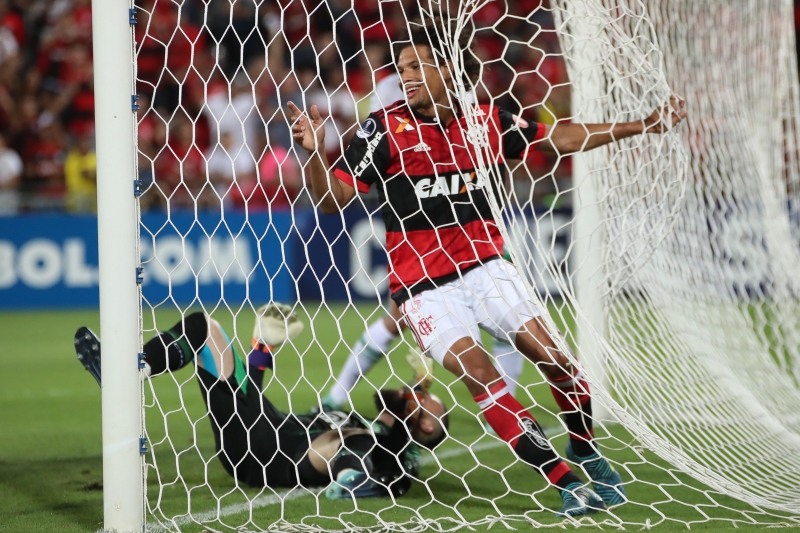 Flamengo vence de goleada e fica com vaga nas quartas da competição