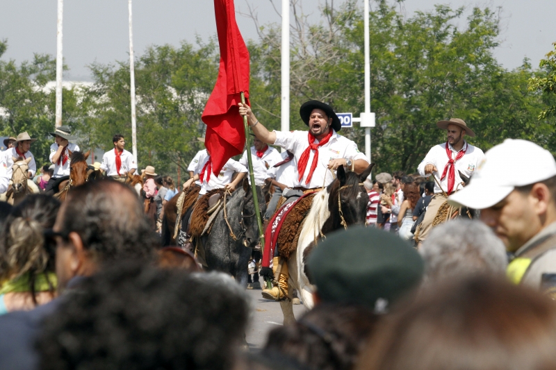 Celebração envolveu mais de 1,5 mil cavalarianos em desfile que encerrou festejos