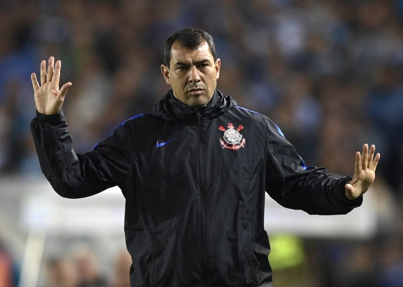 Salário oferecido pelo clube árabe é o triplo do que o treinador recebe no clube paulista