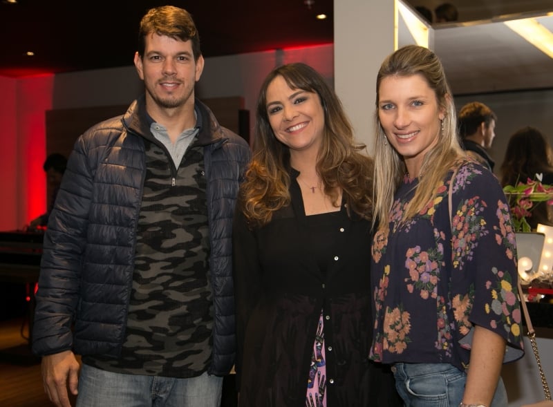 Jaqueline SantAnna Pegoraro entre Fernando Pegoraro e Lauren Rath, na festa de seu aniversário na Flowork