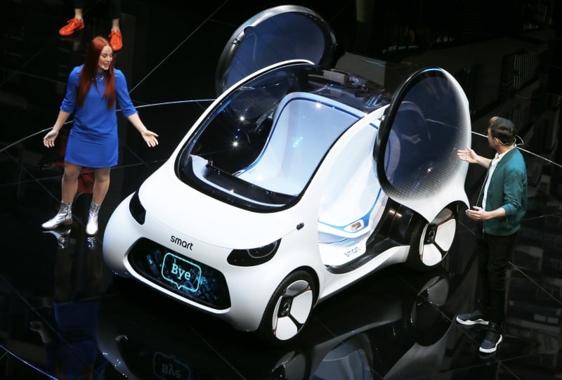 O pequeno Smart Vision EQ, apresentado no Salão do Automóvel de Frankfurt, é um exemplo das escolhas que estão sendo feitas pelas montadoras globais