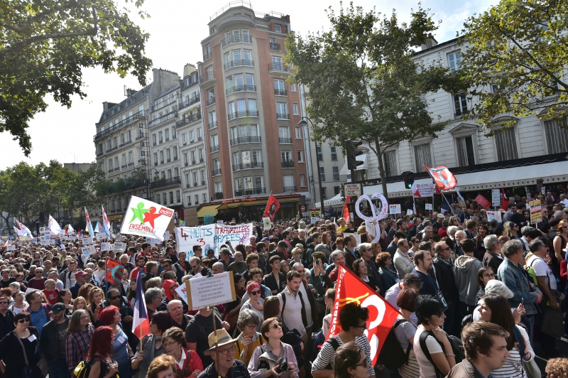 Manifestantes se espalharam pela cidade com cartazes dizendo 'Macron, renuncie!'
