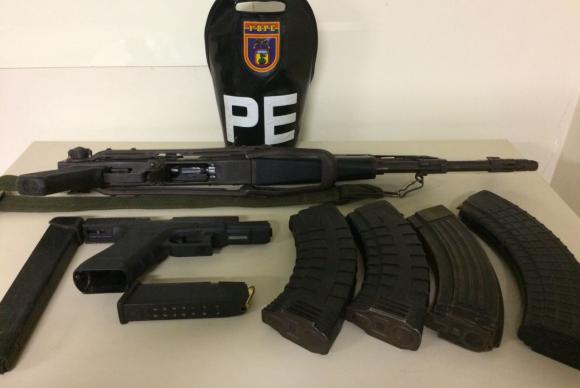 Além do fuzil AK47, a Polícia do Exército apreendeu carregadores pistola e muita munição