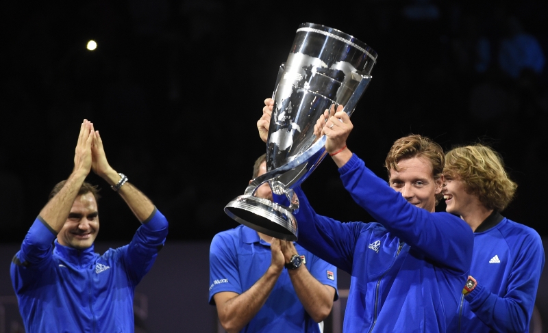 Federer (esquerda) comemora com a equipe o título na Laver Cup