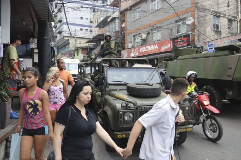 Atuação de tropas federais na Rocinha ocorre em meio à rotina dos moradores da favela
