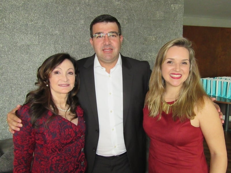 Doris Hexsel com Rogério Muñoz e Maria Cristina Moraes, que recepcionaram os convidados