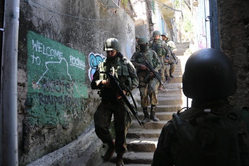 Militares fazem operação em favela do Rio de Janeiro