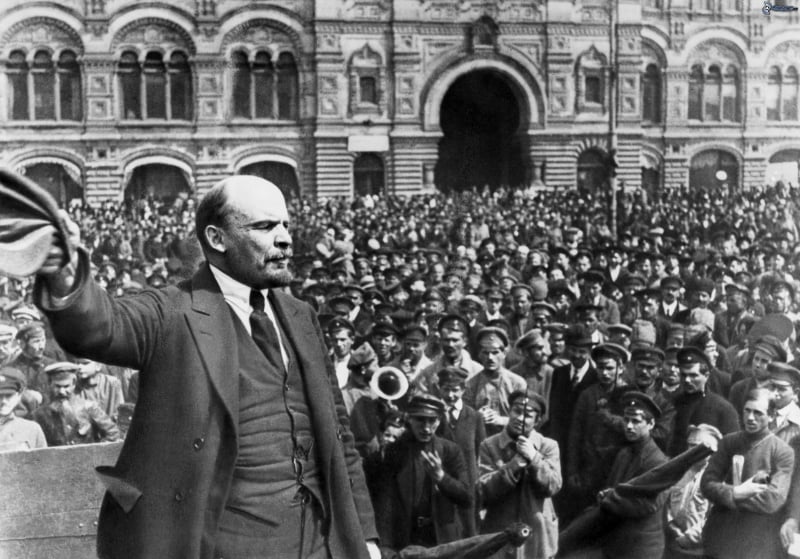 Em outubro de 1917, bolcheviques liderados por Lênin tomaram o poder e instalaram regime socialista