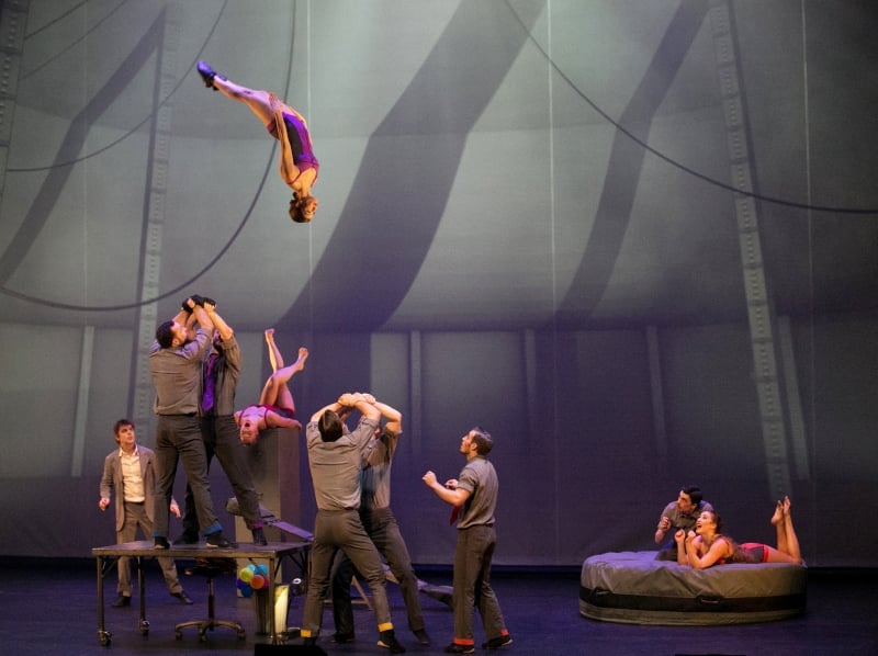 Com mais de 20 anos de história, a companhia Cirque Éloize apresenta a montagem Cirkopolis 
